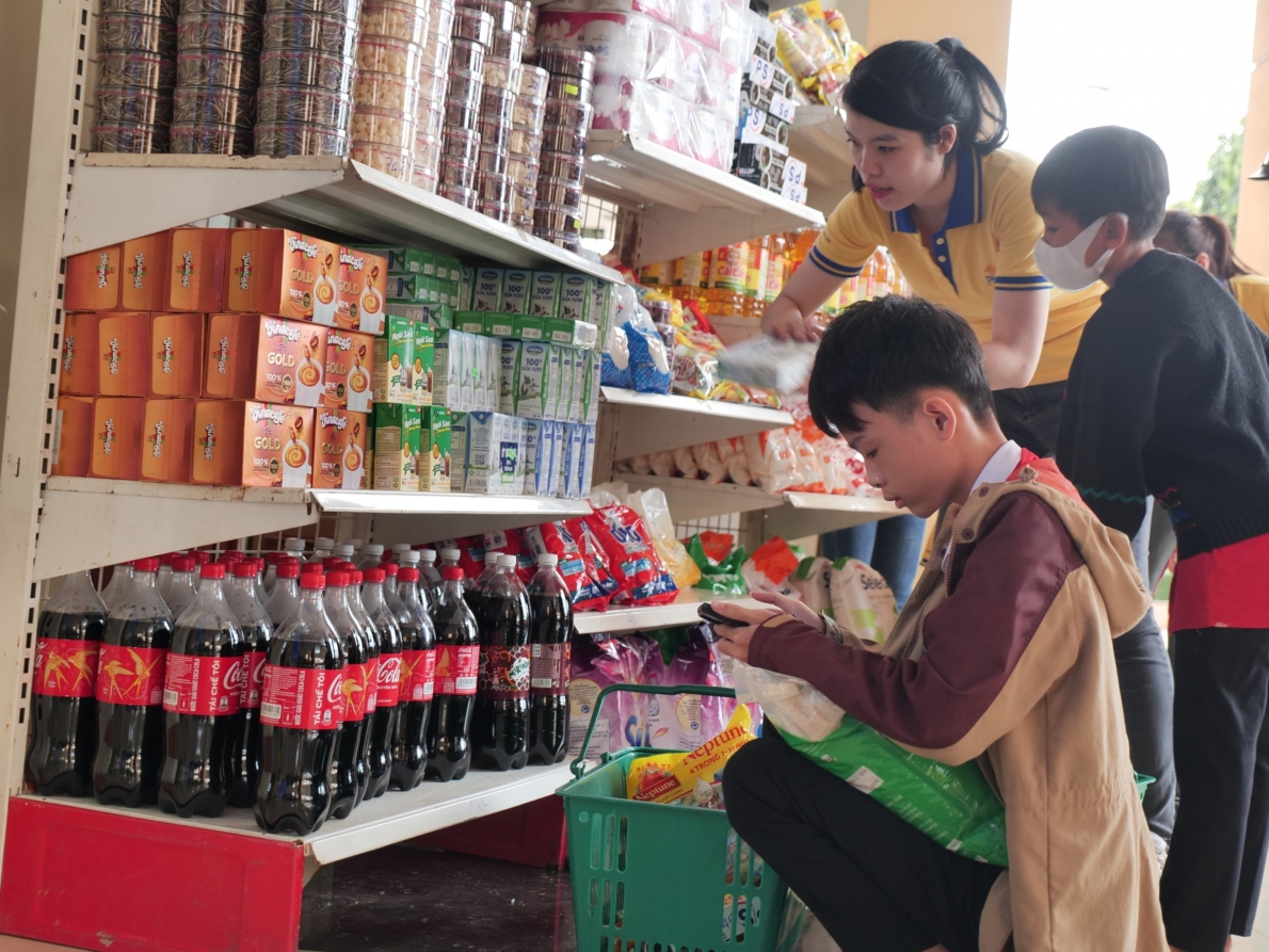 Bình Phước:  Ấm áp siêu thị 0 đồng dành cho người dân khó khăn trong dịp Tết Quý Mão