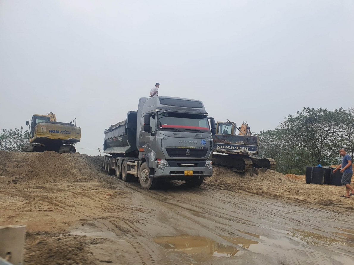 Những chiếc xe tải lớn đang lấy cát sỏi