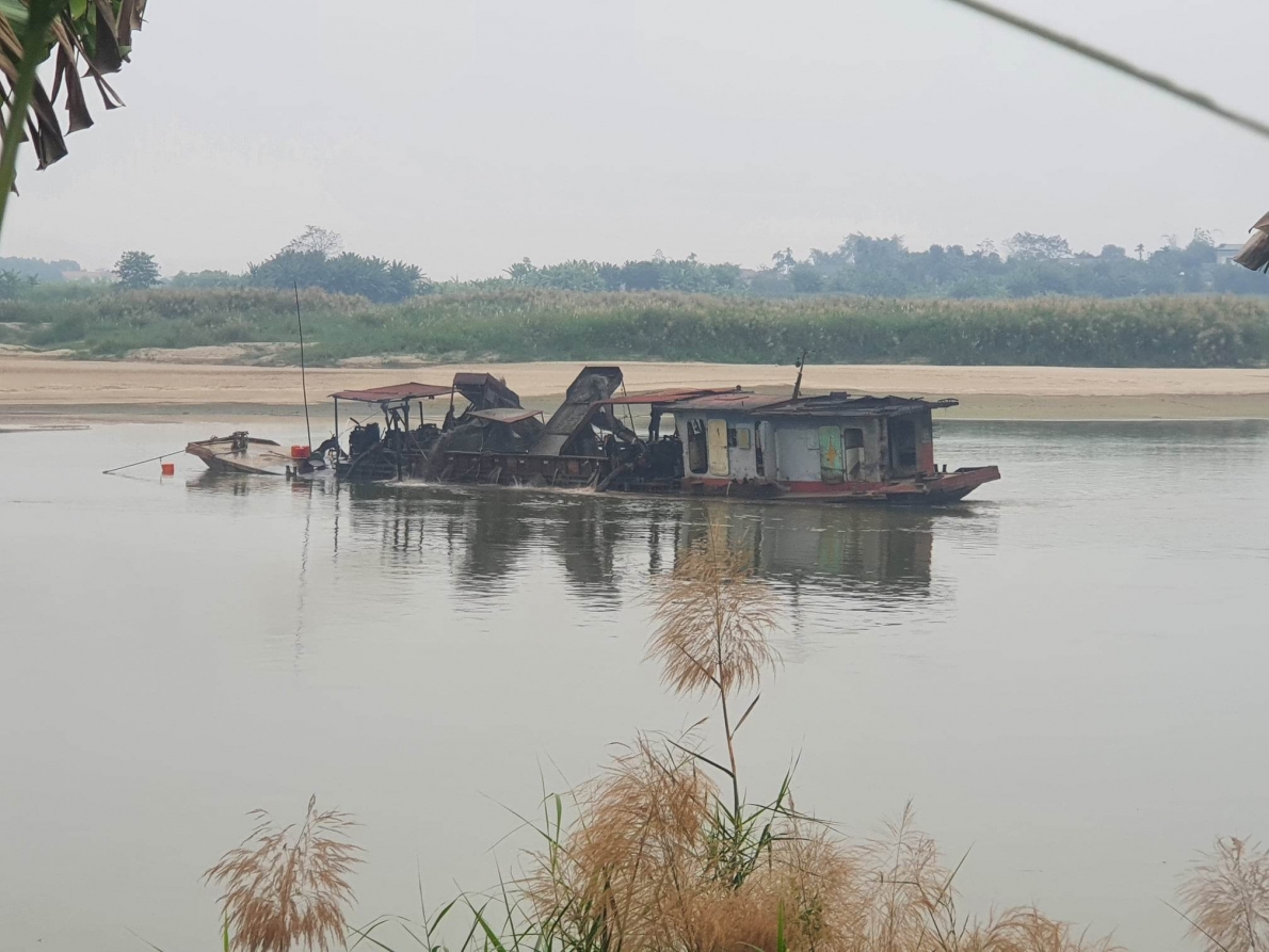 Tàu đang hút cát sỏi trái phép ở xã Minh Quân