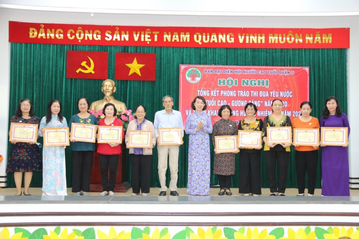 Hơn 60% cán bộ các tổ chức, đoàn thể ở khu phố, tổ dân phố là NCT