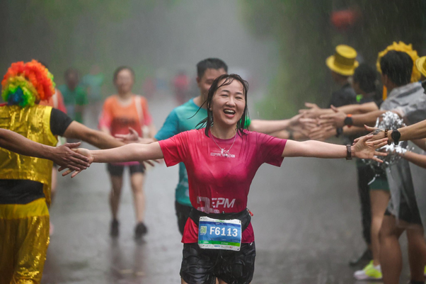 Những khoảnh khắc khó quên trên đường đua Ecopark Marathon 2023