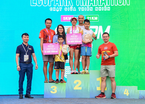 Những khoảnh khắc khó quên trên đường đua Ecopark Marathon 2023