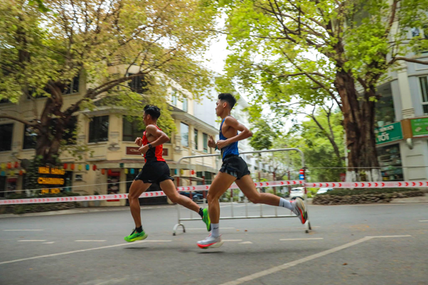 Những khoảnh khắc khó quên trên đường đua Ecopark Marathon 2023