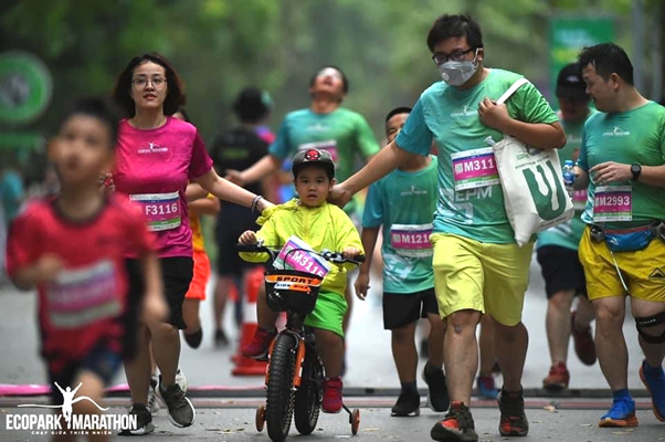 Những khoảnh khắc khó quên trên đường đua Ecopark Marathon 2023