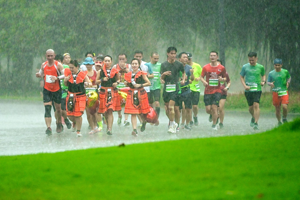 Những khoảnh khắc khó quên trên đường đua Ecopark Marathon 2023