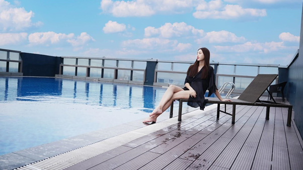 Bể bơi trên đỉnh tòa nhà mang tới tầm nhìn triệu đô view sông Hồng