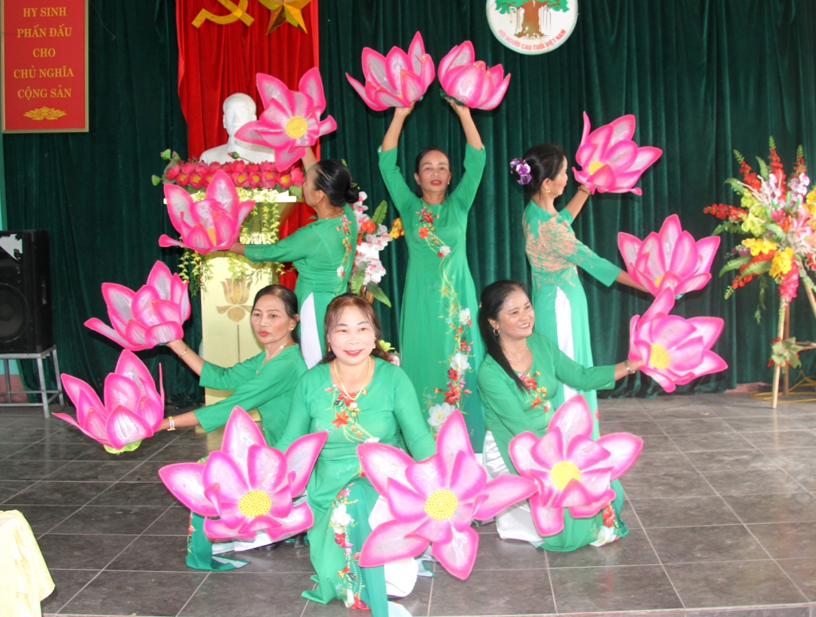 Tiết mục văn nghệ của CLB LTHTGN thôn Cò xã Minh Thanh, huyện Sơn Dương, tỉnh Tuyên Quang