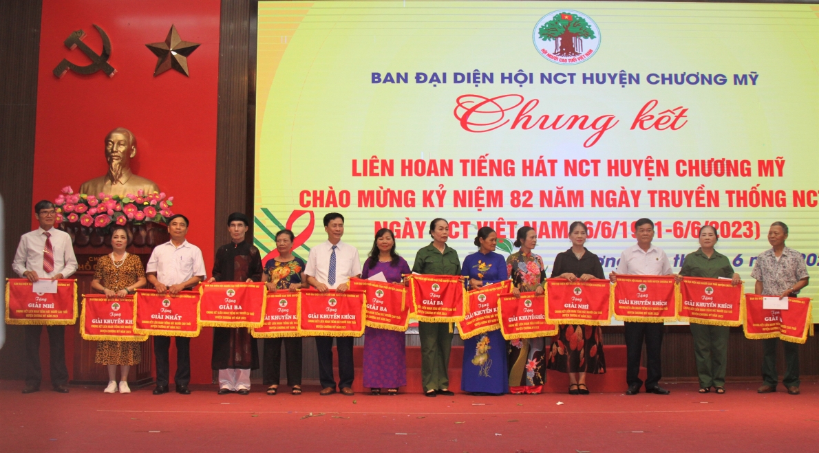 Ban tổ chức trao thưởng cho các đơn vị xuất sắc đoạt giải Nhất, Nhì, Ba và Khuyến khích