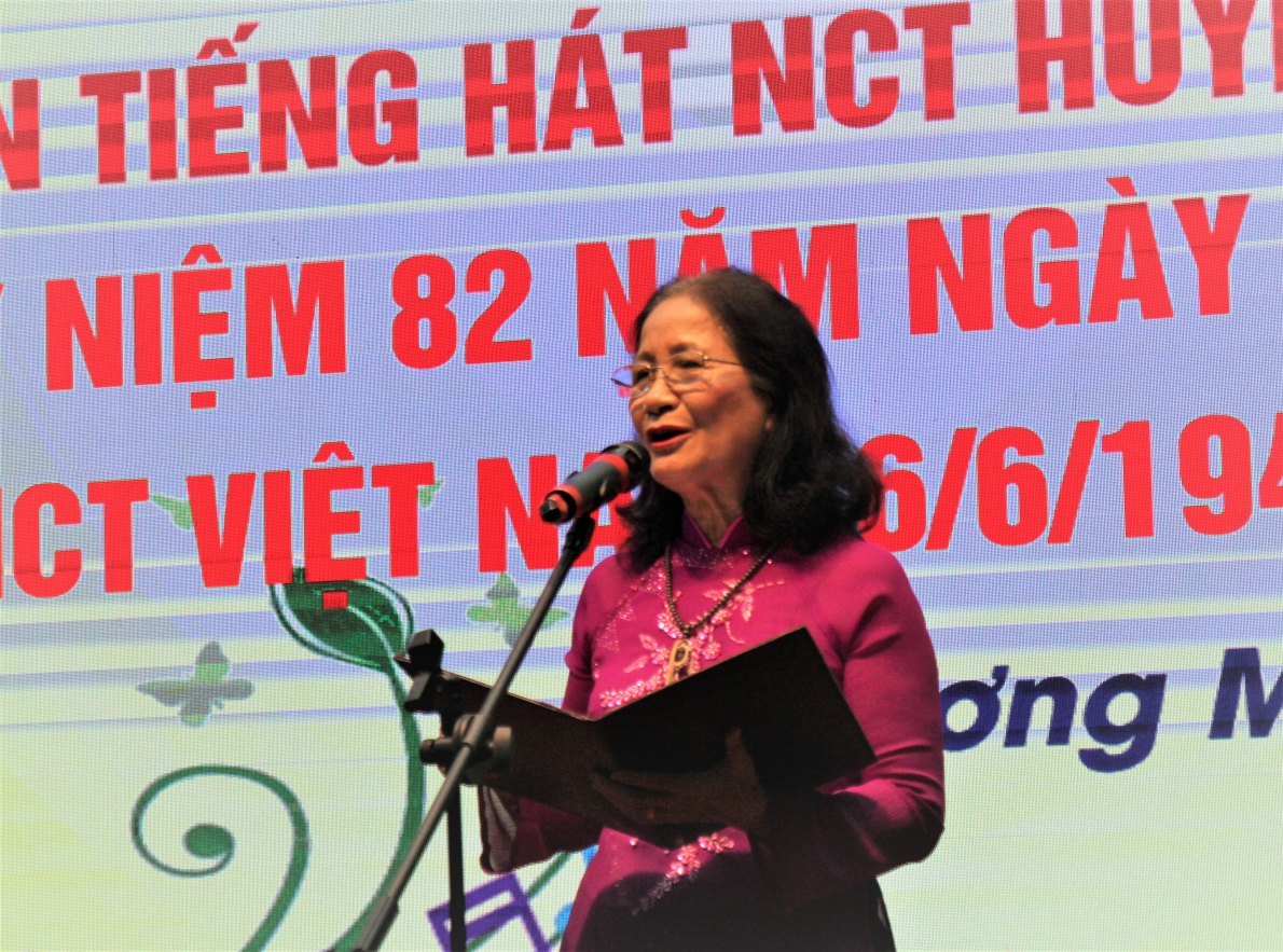 Bà Nguyễn Thị Hà, Trưởng BĐD Hội NCT huyện Chương Mỹ khai mạc Liên hoan