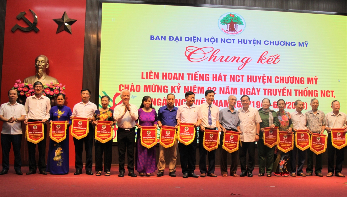 Ban tổ chức trao Cờ lưu niệm cho các đơn vị tham gia Liên hoan