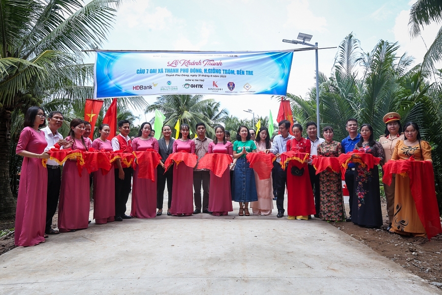 Cây cầu 7 Oai bắc ngang rạch Cái Mít nối ấp 1A và ấp 1B mơ ước của bà con xóm dừa huyện Giồng Trôm, Bến Tre đã được khánh thành ngày 31/8/2023