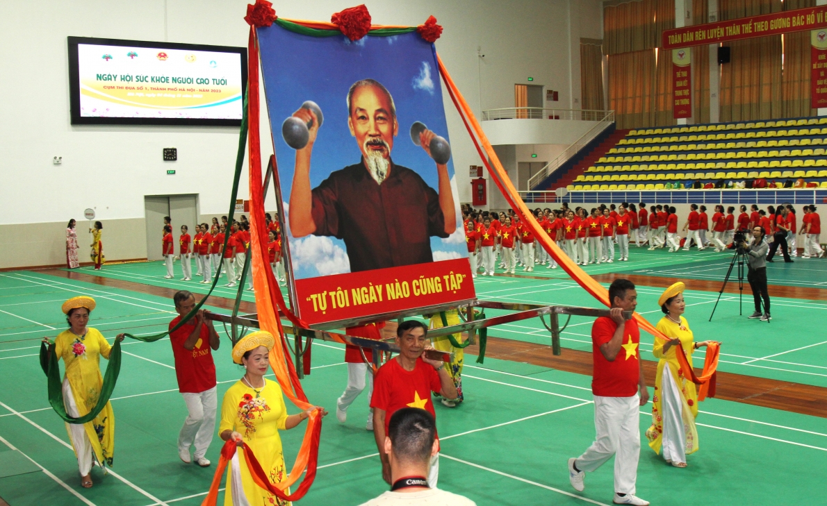 Rước ảnh Bác qua lễ đài