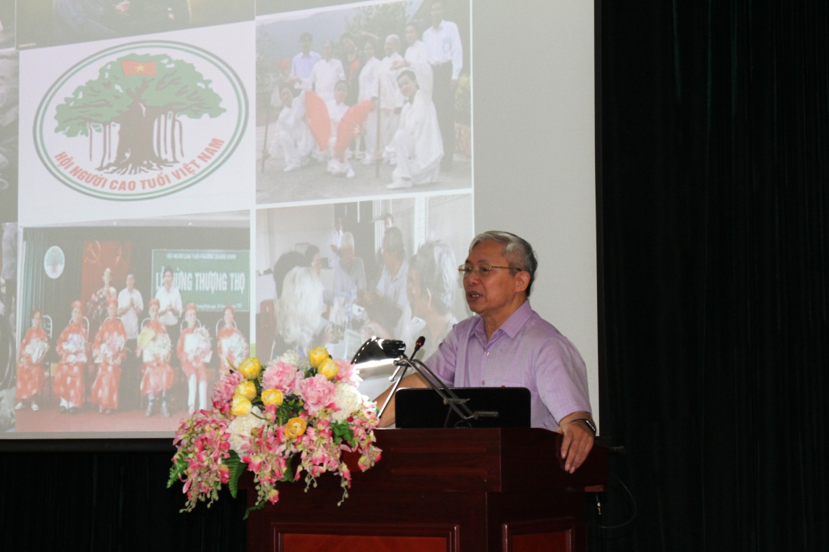 Ông Nguyễn Xuân Lập làm báo cáo viên về tình hình già hóa dân số, nhiệm vụ chăm sóc và phát huy vai trò NCT 