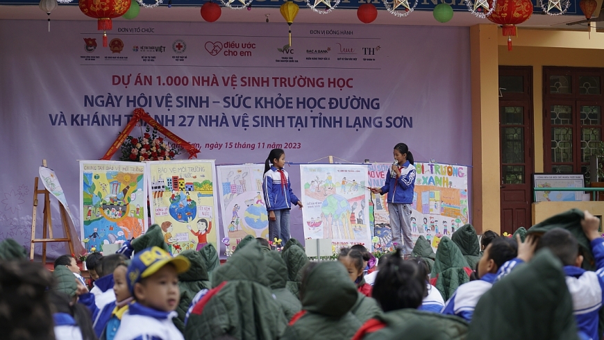 Các em học sinh trong một hoạt động tại sự kiện