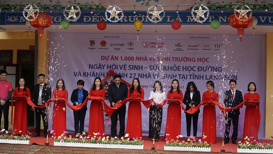 Các bên cắt băng khánh thành 27 nhà vệ sinh tại Lạng Sơn