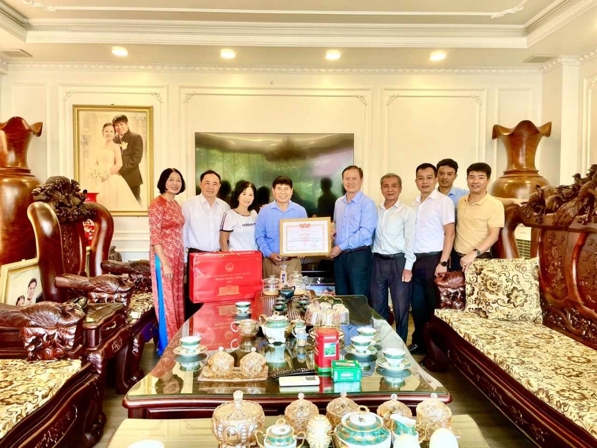 Lãnh đạo Hội NCT tỉnh Bắc Giang trao Bằng khen Trung ương Hội cho ông Trần Đức Cử. 