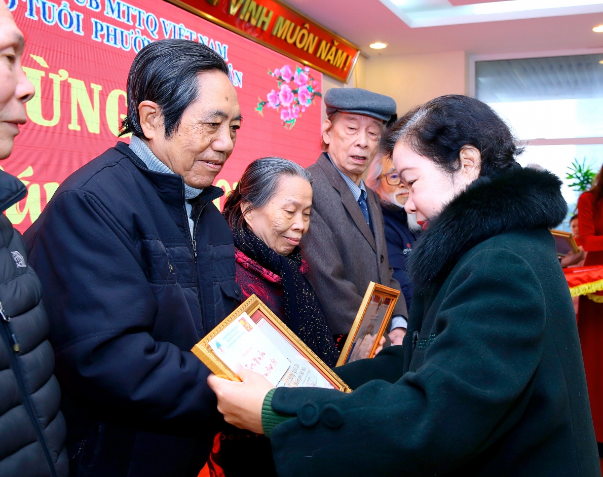 Bà Nguyễn Thị Hồng Nhung trao Giấy mừng thọ NCT