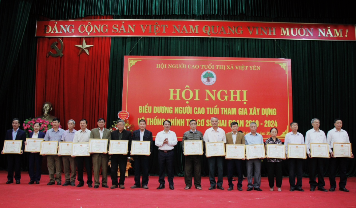 Ông Thân Văn Thuần, Phó Chủ tịch Thường trực UBND thị xã trao Giấy khen các cá nhân NCT có thành tích xuất sắc.