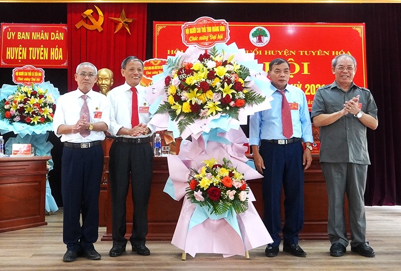 Hội NCT tỉnh Quảng Bình tặng hoa chúc mừng Đại hội Hội NCT huyện Tuyên Hóa