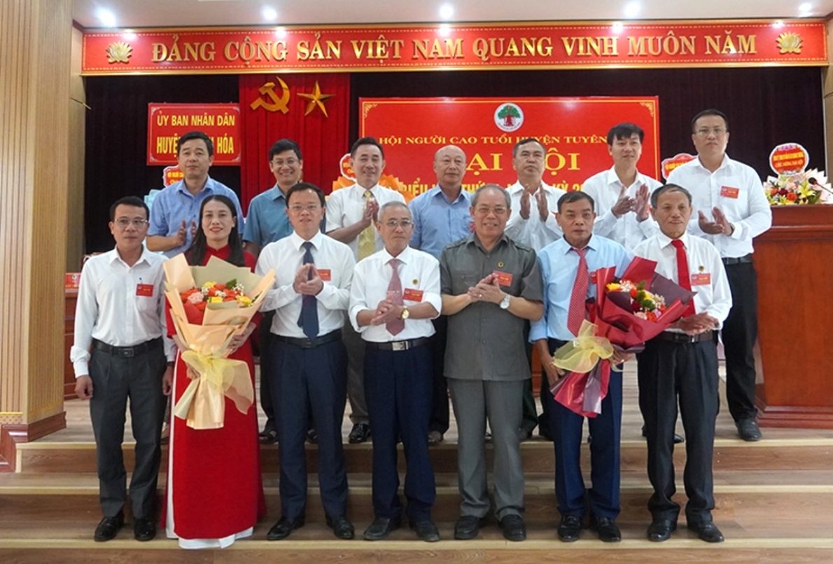 Lãnh đạo Hội NCT tỉnh Quảng Bình và lãnh đạo huyện Tuyên Hóa tặng hoa chúc mừng Ban Chấp hành Hội NCT huyện nhiệm kì 2016-2021