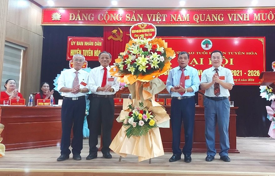 Lãnh đạo huyện Tuyên Hóa tặng hoa chúc mừng Đại hội