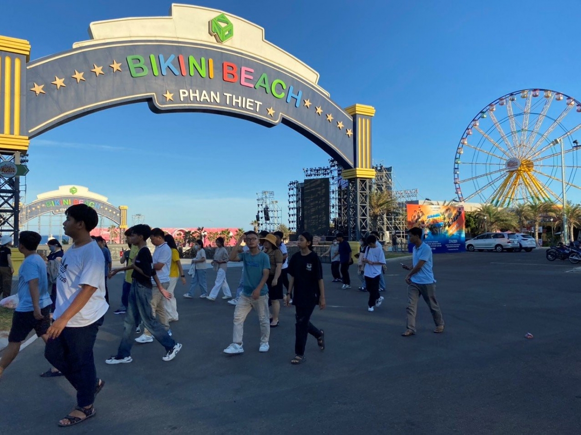 Du khách phấn khích và hào hứng với chuỗi lễ hội Carnival Novaworld Phan Thiet dịp 30/4