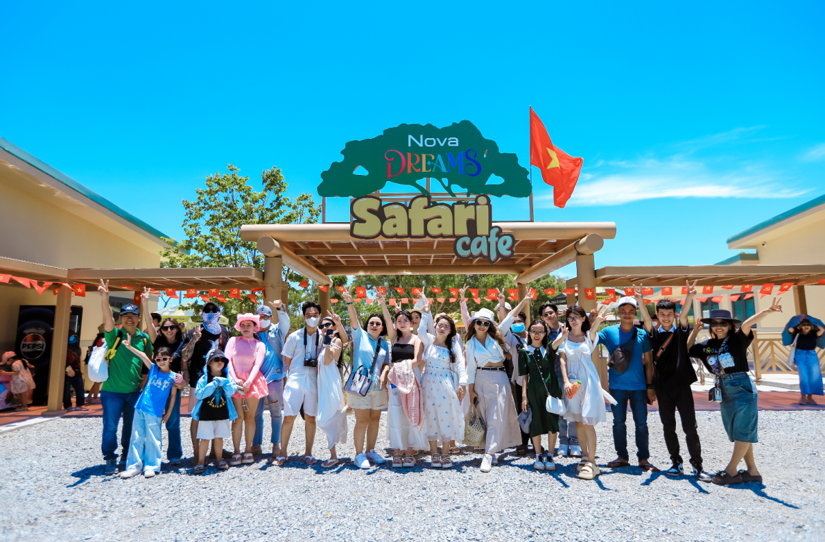 Du khách phấn khích và hào hứng với chuỗi lễ hội Carnival Novaworld Phan Thiet dịp 30/4