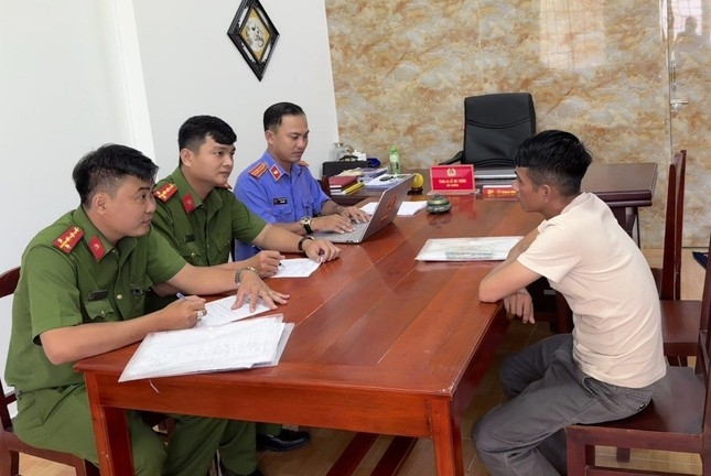 Hoàng Minh Tuấn đến cơ quan Công an TP. Phú Quốc để đầu thú về hành vi nhận hối lộ.