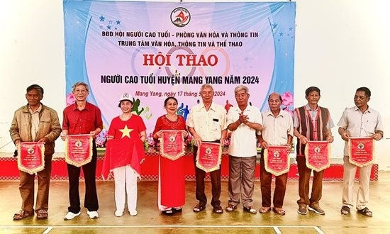 Ban tổ chức trao Cờ lưu niệm cho các đội tham dự Hội thao Ban tổ chức trao Cờ lưu niệm cho các đội tham dự Hội thao