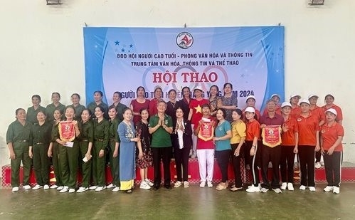 Lãnh đạo Hội NCT huyện Mang Yang, tỉnh Gia Lai trao giải tập thể cho các đội xuất sắc Lãnh đạo Hội NCT huyện Mang Yang, tỉnh Gia Lai trao giải tập thể cho các đội xuất sắc