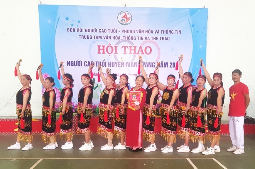 Lãnh đạo Hội NCT huyện Mang Yang, tỉnh Gia Lai trao giải tập thể cho các đội xuất sắc Lãnh đạo Hội NCT huyện Mang Yang, tỉnh Gia Lai trao giải tập thể cho các đội xuất sắc