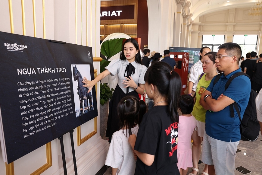 Trẻ nhỏ hào hứng nghe câu chuyện về ngựa tại Nhà tiếp đón Vinpearl Horse Acadamy Vũ Yên