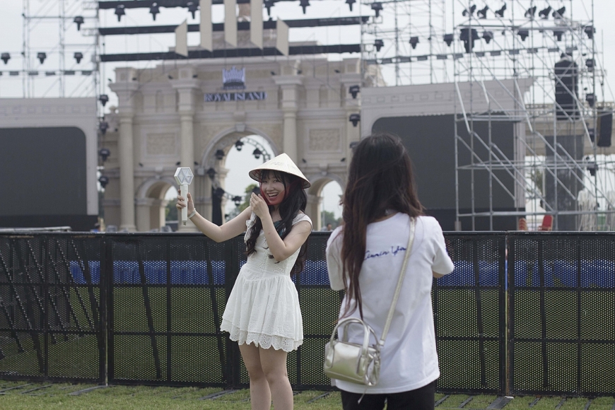 Các bạn trẻ háo hức check-in tại khu vực sân khấu đại nhạc hội Wonder Island