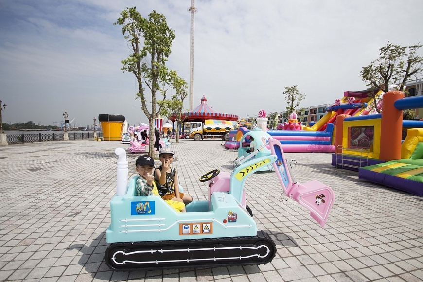 Trẻ nhỏ háo hức khám phá vũ trụ giải trí tại Wonder Island vào sáng nay