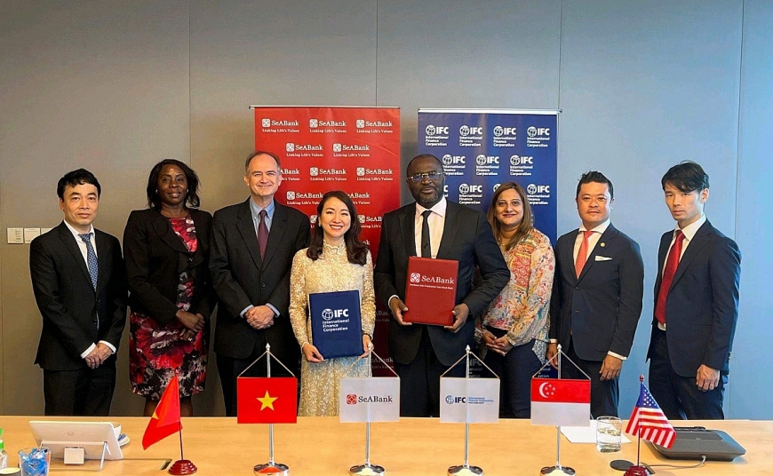 Đại diện  Lãnh đạo IFC và SeABank ký kết hợp tác tại Singapore