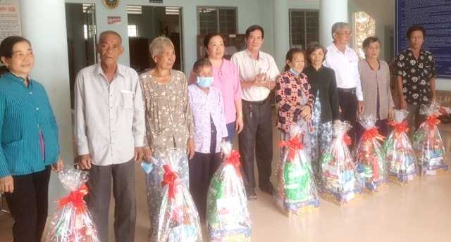 Lãnh đạo Ban Đại diện Hội NCT tỉnh tặng quà cho NCT có hoàn cảnh khó khăn trên địa bàn TP Bến Tre.