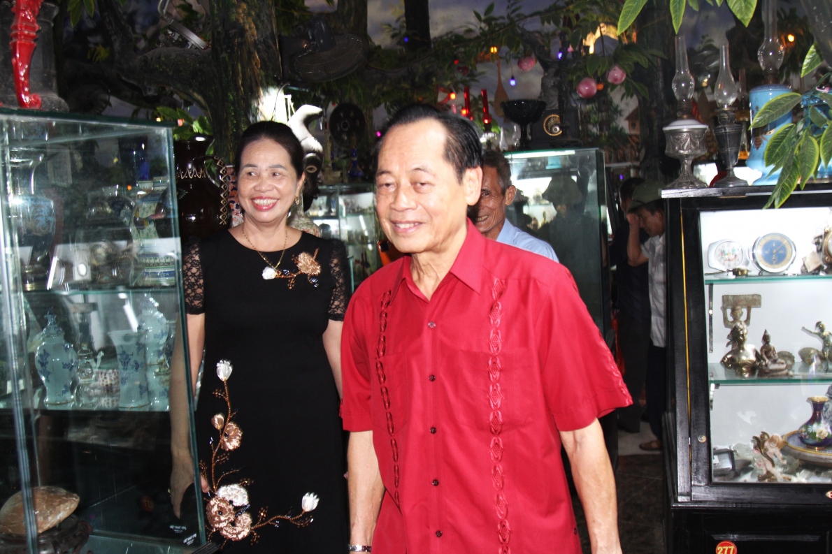 Cụ Lê Văn Thoan dẫn khách tham quan Khu du lịch Hồ Núi Cốc