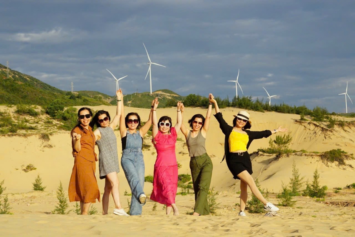 Tỉnh Bình Định: Du khách thích thú chụp hình trên đồi cát Phương Mai