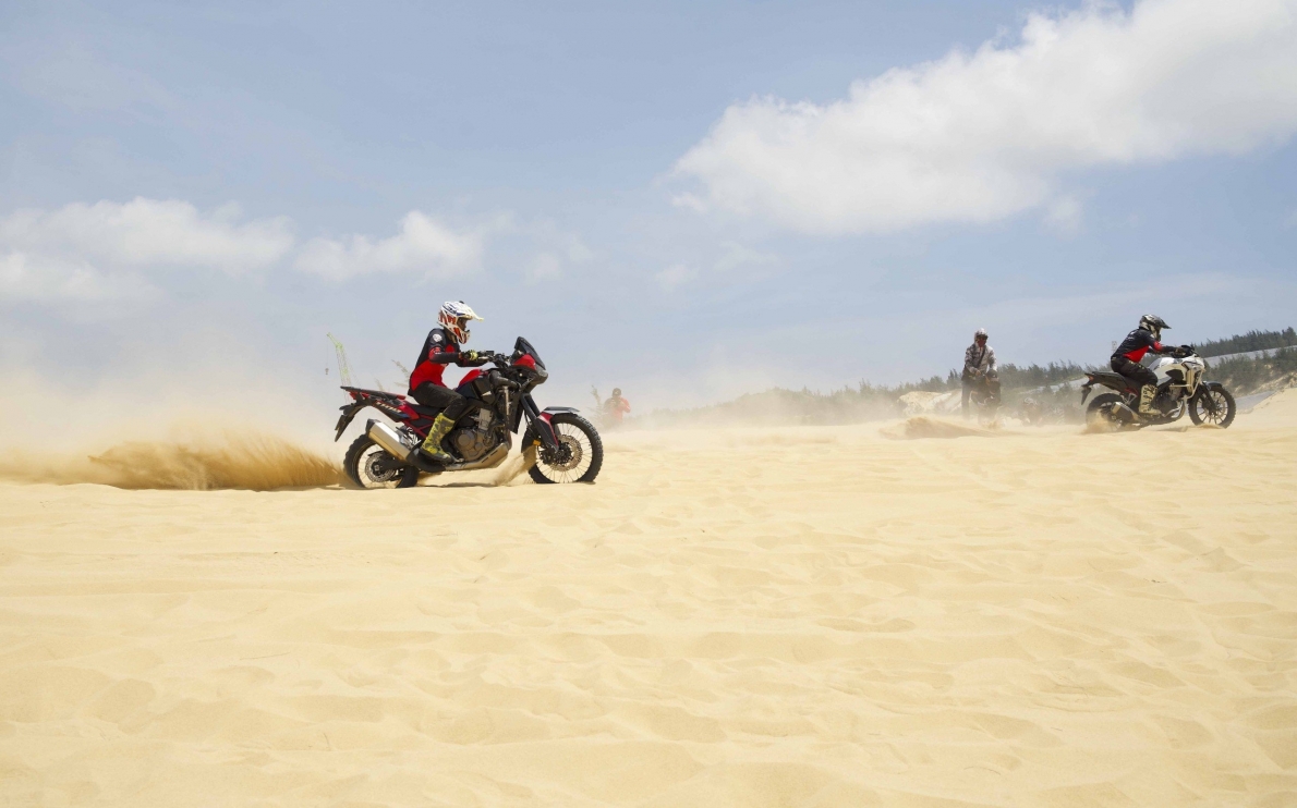 Tỉnh Bình Định: Du khách thích thú chụp hình trên đồi cát Phương Mai