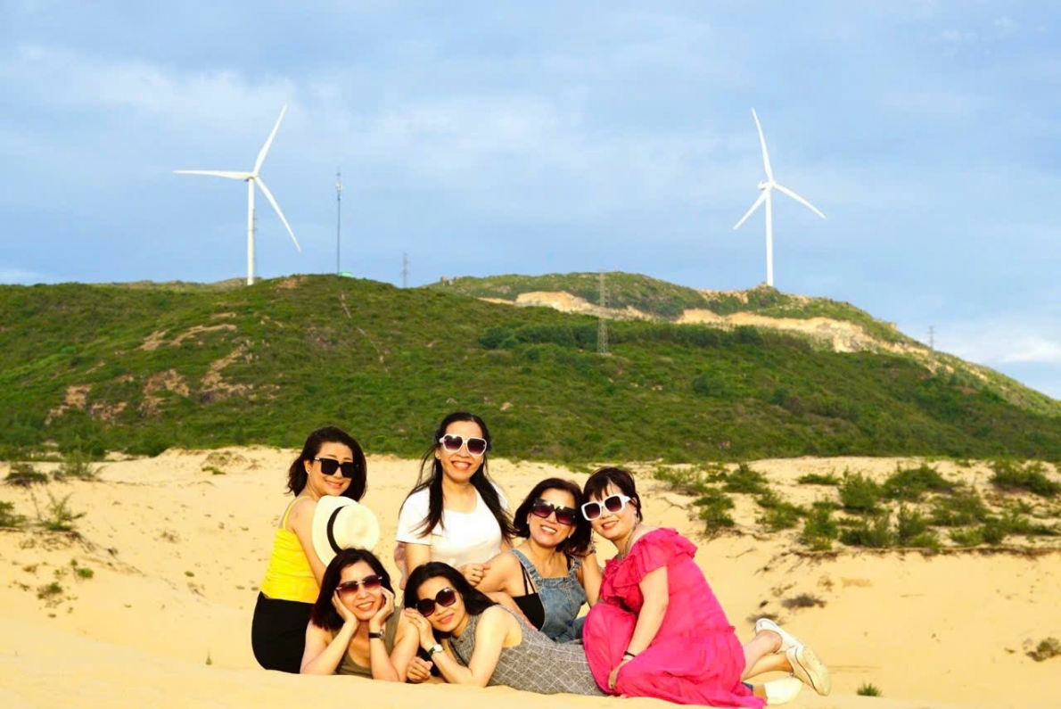 Tỉnh Bình Định: Du khách thích thú chụp hình trên đồi cát Phương Mai