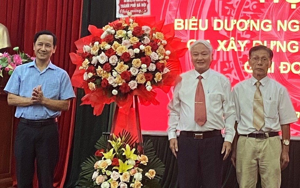 Hội NCT TP Hà Nội tặng hoa chúc mừng Hội nghị