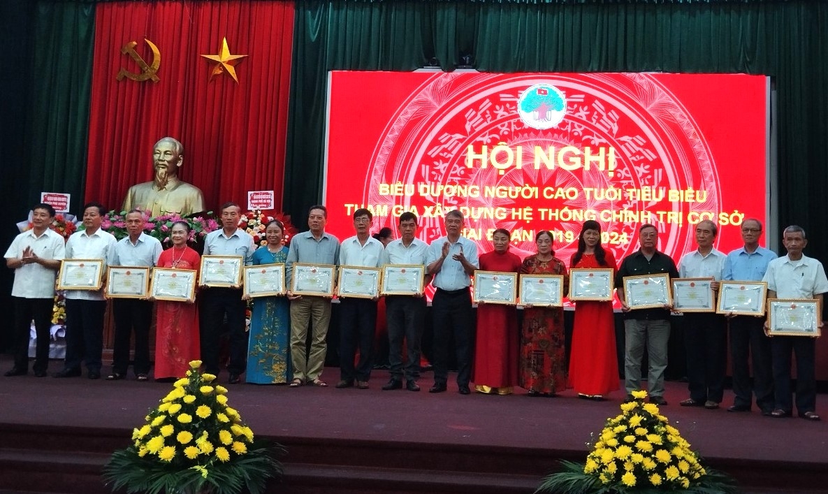 Lãnh đạo huyện Phú Xuyên tặng Giấy khen cho các cá nhân tiêu biểu NCT tham gia xây dựng hệ thống chính trị cơ sở giai đoạn 2019-2024