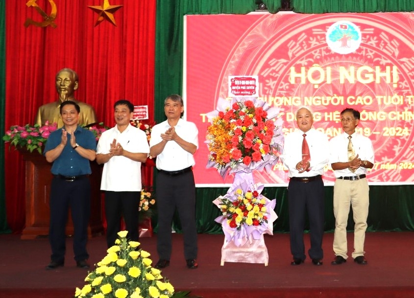 Lãnh đạo huyện Phú Xuyên tặng hoa chúc mừng Hội nghị