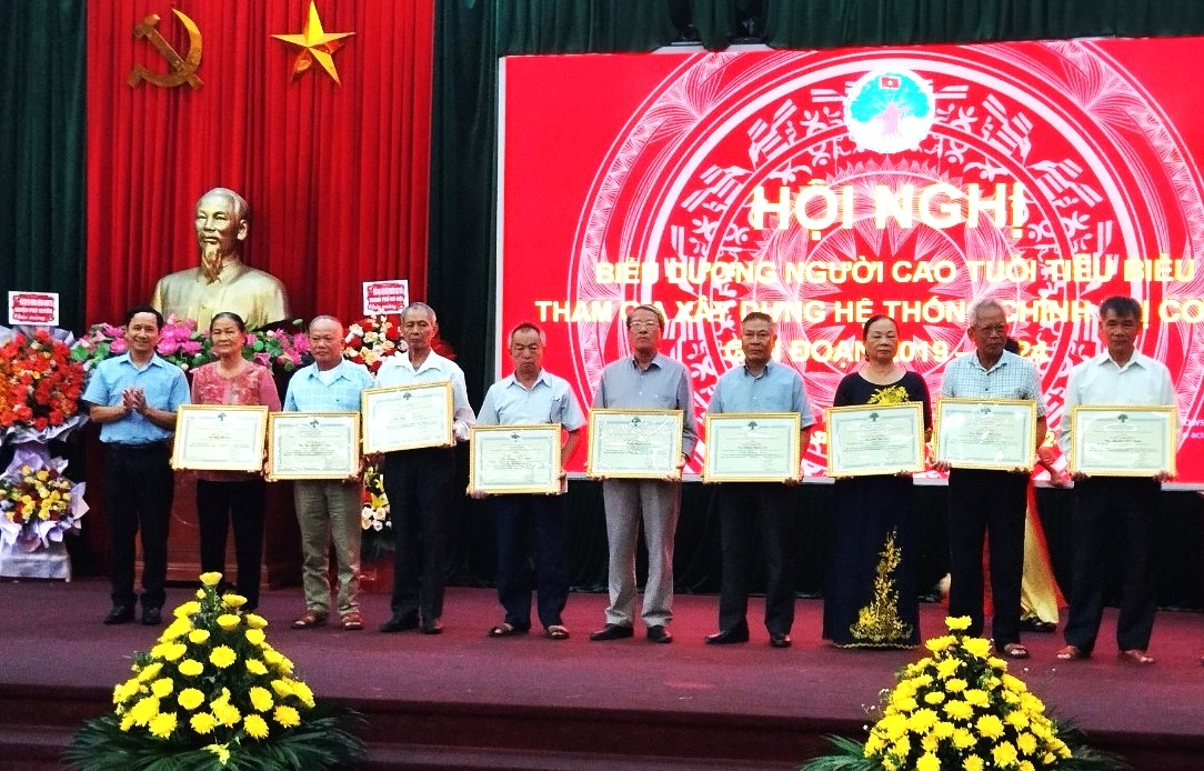 Ông Hồ Minh Tâm trao Giấy khen của Hội NCT TP Hà Nội cho các cá nhân xuất sắc