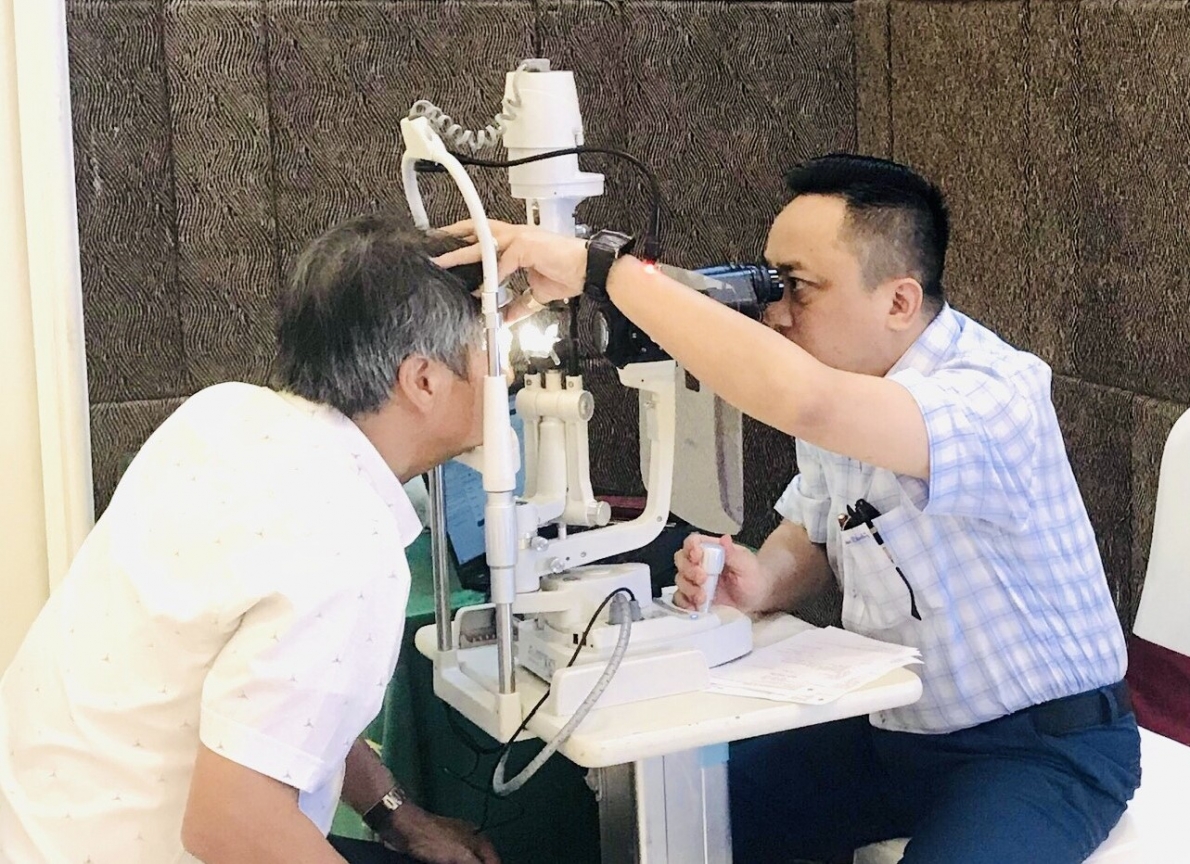 Khám mắt cho đại biểu tham dự lớp tập huấn