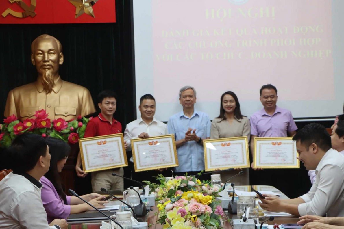 TS Phan Văn Hùng trao Bằng khen cho các tập thể xuất sắc