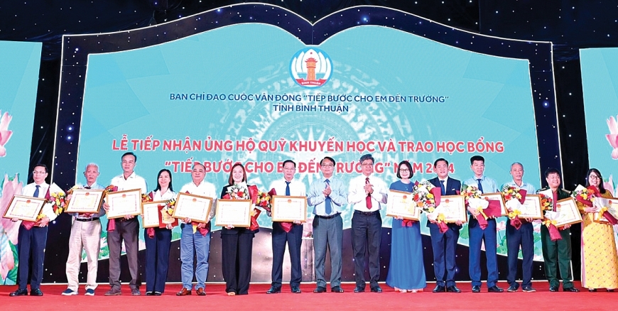 Bà Lê Thị Tuyết (đứng ngoài cùng bên phải) nhận Bằng khen của UBND tỉnh Bình Thuận