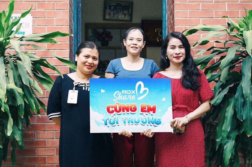 Chị Bích - một bà mẹ SOS - chụp ảnh lưu niệm cùng CBNV ROX