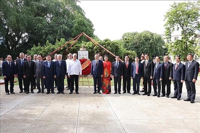 Tổng Bí thư, Chủ tịch nước Tô Lâm và Ủy viên Trung ương Đảng, Trưởng Ban Đối ngoại Trung ương Đảng Cộng sản Cuba Emilio Lozada García với các đại biểu tại Tượng đài Chủ tịch Hồ Chí Minh ở Thủ đô La Habana. Ảnh: Lâm Khánh/TTXVN