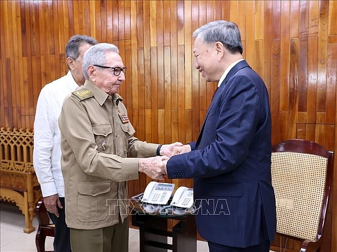 Tổng Bí thư, Chủ tịch nước Tô Lâm gặp Lãnh tụ Cách mạng Cuba, Đại tướng Raúl Castro Ruz. Ảnh: Lâm Khánh/TTXVN